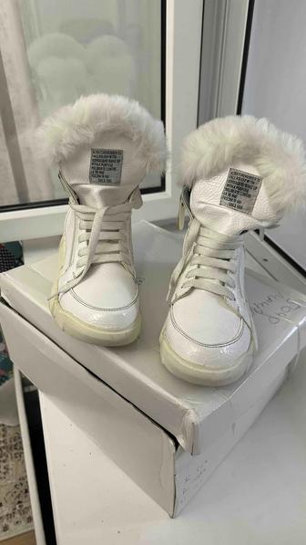 Кроссовки новые, кожа, Турумя,37 размер