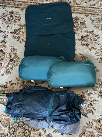 Набор для кемпинга Quechua Палатка 2 спальника 2 подушки