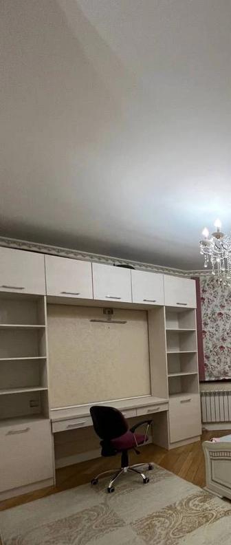 Срочно продам шкаф с тумбой и с зеркалом.