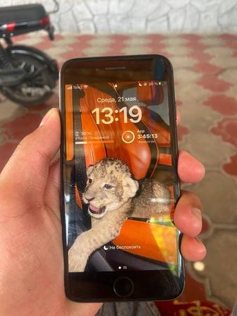 Продам айфон 8