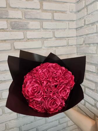 Розы из атласных лент