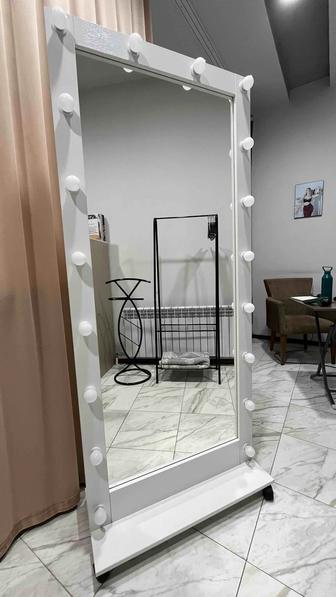 Продам напольное зеркало с подсветкой