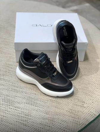 Продам новые кожаные кроссовки бренда Baldinini, размер 38,5-39