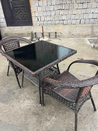 Стол Ротанговой в хорошем состоянии