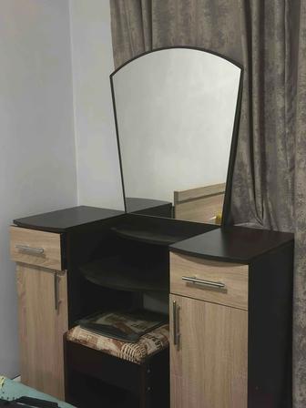 Продам стол парфюмерный с пуфиком