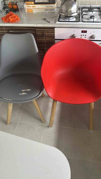 Стулья пластиковые на деревянных ножках