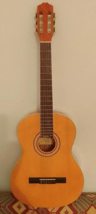 Гитара классика бу 1 год в хорошем состоянии отстроена с чехлом 30000тн