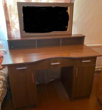 Продам дамский стол
