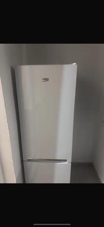 Продам двухкамерный холодильник Beko