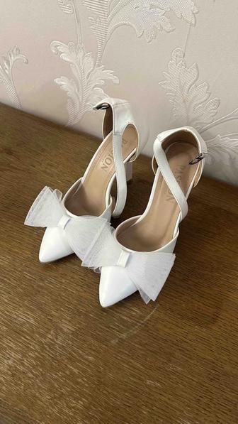 Белый туфли