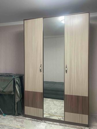 Продам шкаф с зеркалом