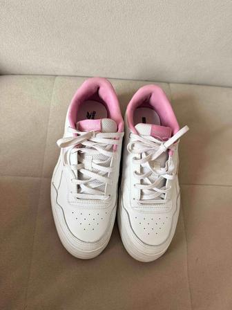 Продаю срочно Женские кроссовки Reebok размер 37,5