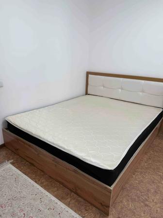 Двуспальная кровать 160х200 с матрасом, комодом и 2 прикроватными тумбами