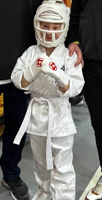 Кимоно/футы/шлем/нагрудник (полный комплект для каратэ)