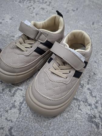 Продам 4 пары детской обуви