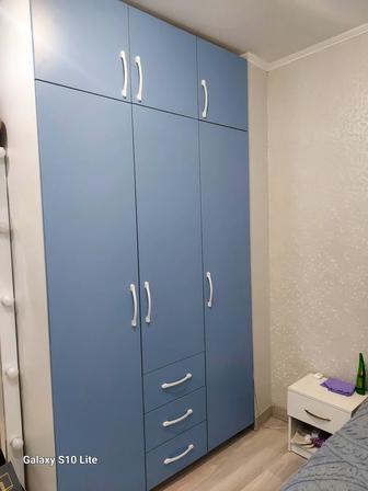 Мебель для детской в хорошем состоянии ,стол со шкафами