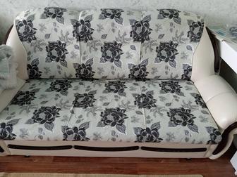 Срочно продам за символическую цену раскладные диван и кресло. Самовывоз.