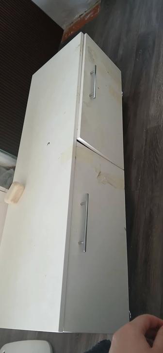 Продам тв тумбу белую на ножках с дверцами