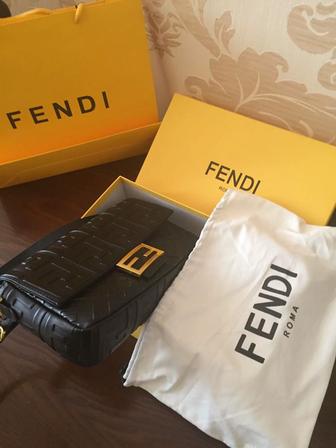 Сумка из натуральной кожи от FENDI