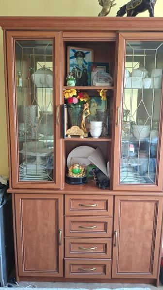 Продам сервант классика
