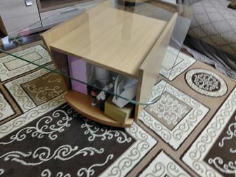 Столик стеклянный на колесиках