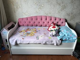 Кроватка для девочек очень хорошем состоянии, имеется матрас,с задвижкой