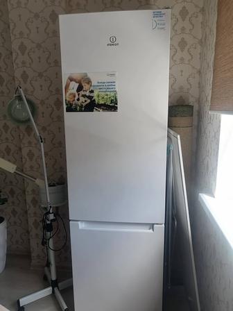 продается кухонный комплект холодильник, стол с 4 стульями, микроволновка