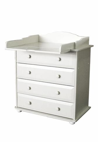 Детская кроватка и комод