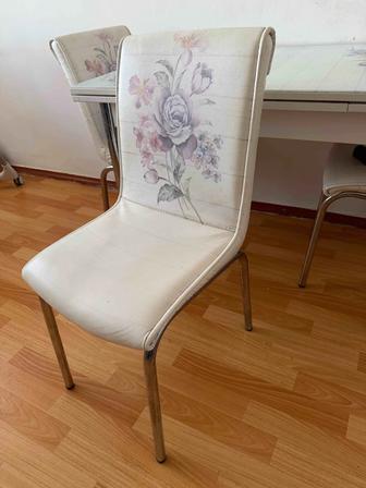 Кухонный стол со стульями 4 шт 
Продам срочно! 
20 000 тг