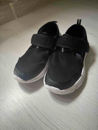 Продам кроссовки для мальчика jomoto