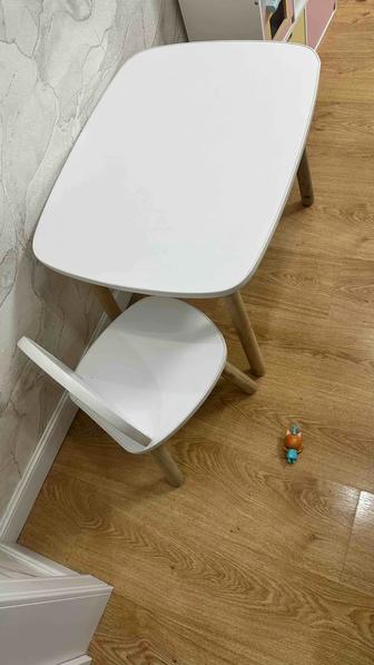 продам детский стол со стулом