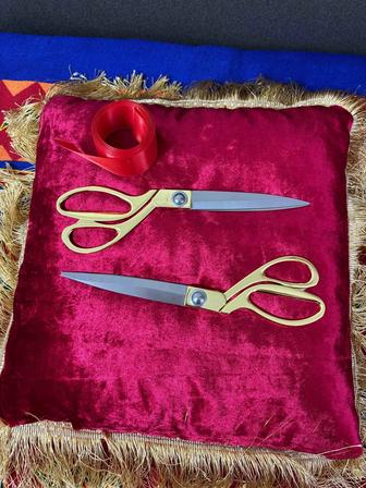 Лента, подушка, ножницы- атрибут для открытия