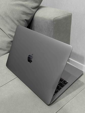 MacBook Pro 13 (M1) 8GB / 512GB SSD 
Идеальное состояние