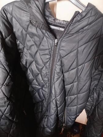 Продам весеннюю куртку с капюшоном