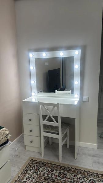 Трюмо с зеркалом