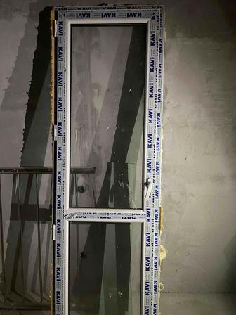 Продам пластиковую дверь