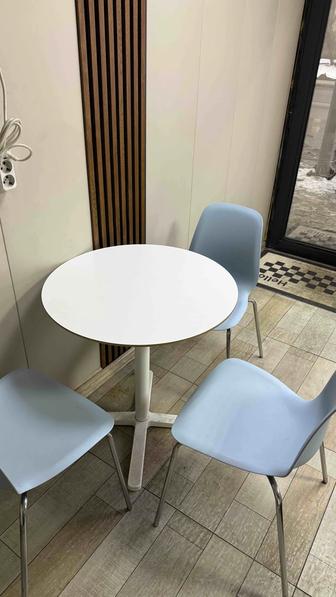 Продается стол с 3 стульями