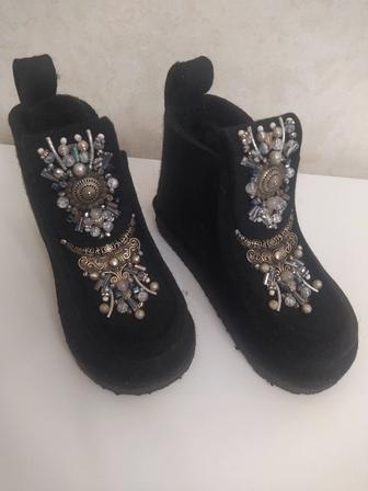 Продам женские ботинки