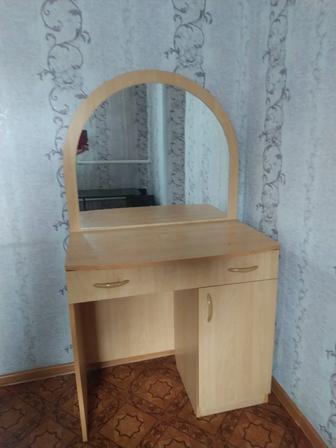 Продам туалетный столик