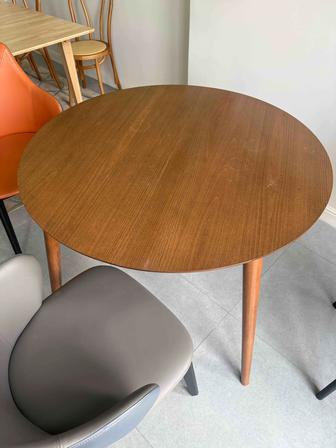 Стол и стулья