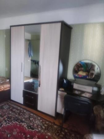 Продам шкаф, кровать, столик (комод)