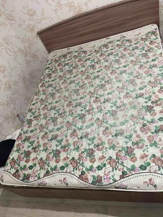 Продам двух спальную кровать б/у в хорошем состоянии.