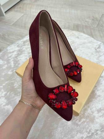 туфли от бренда MENBUR