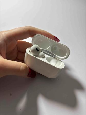 Левый наушники AirPods Pro 2