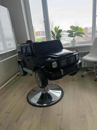 Продаётся стильное и удобное детское кресло в виде внедорожника идеальный