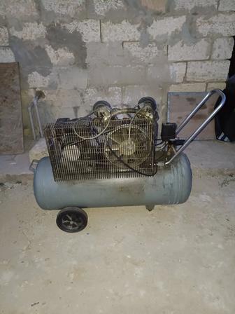 Поршневой воздушный компрессор