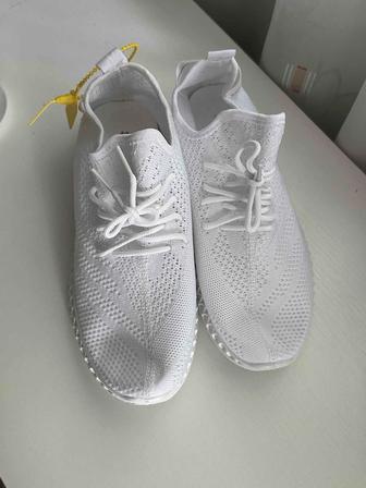 Продам кроссовки yeezy boost, легкие изики