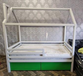 Продам детскую кроватку домик