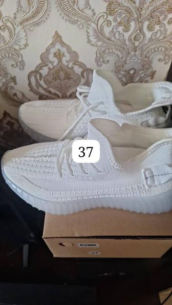 Продам женские кроссовки