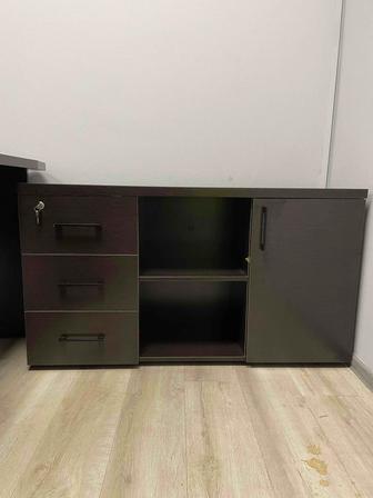 Стол и шкаф для офиса